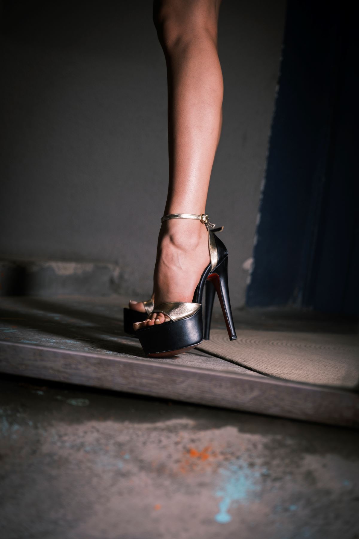 Siyah Cilt Mat Altın Tasarım Platform  Kadın Ayakkabı Tayum