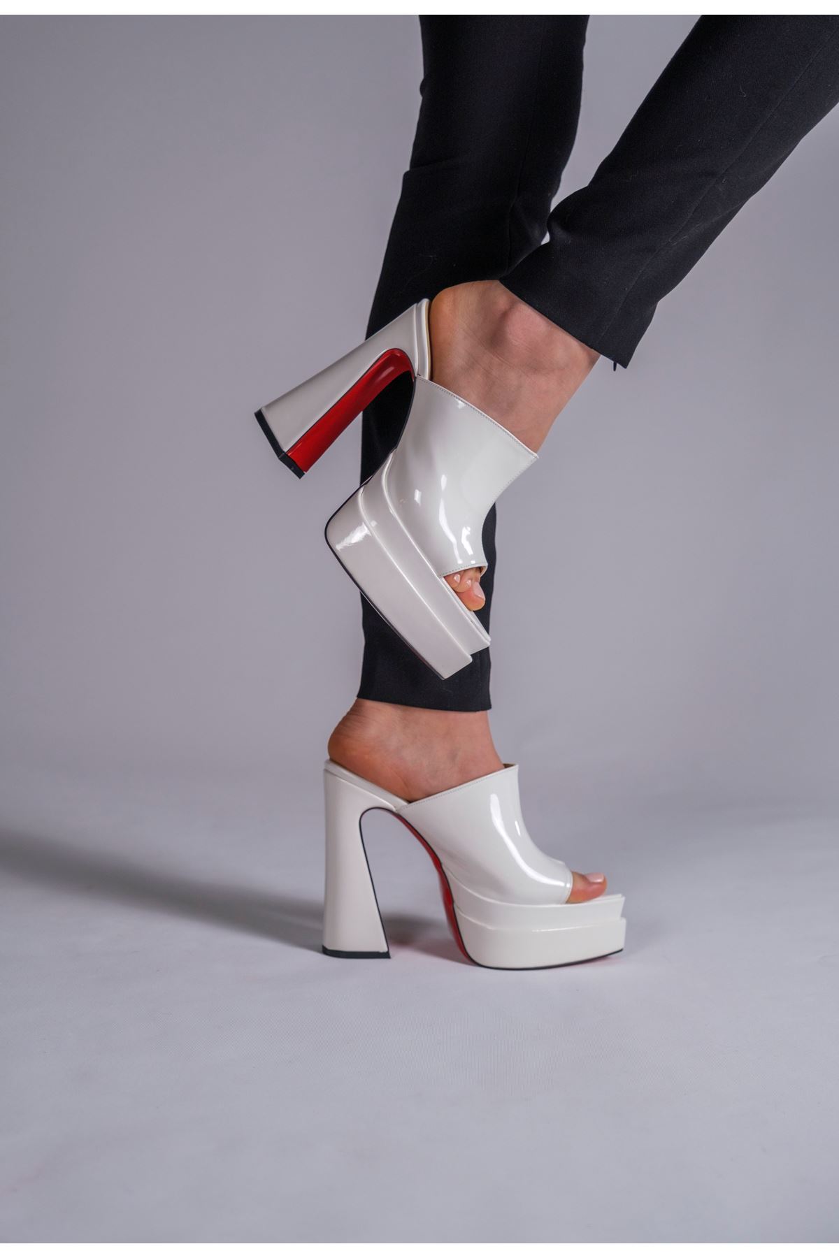Beyaz Rugan Çift  Platform Tasarım Burnu Kapalı Kadın Terlik Yüksek Topuklu Ayakkabı Farah