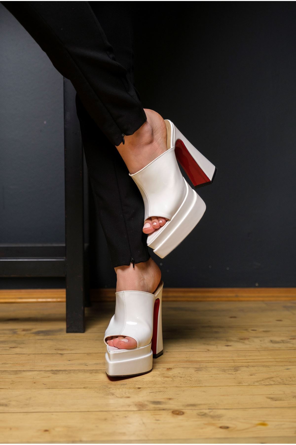Beyaz Rugan Çift  Platform Tasarım Burnu Kapalı Kadın Terlik Yüksek Topuklu Ayakkabı Farah