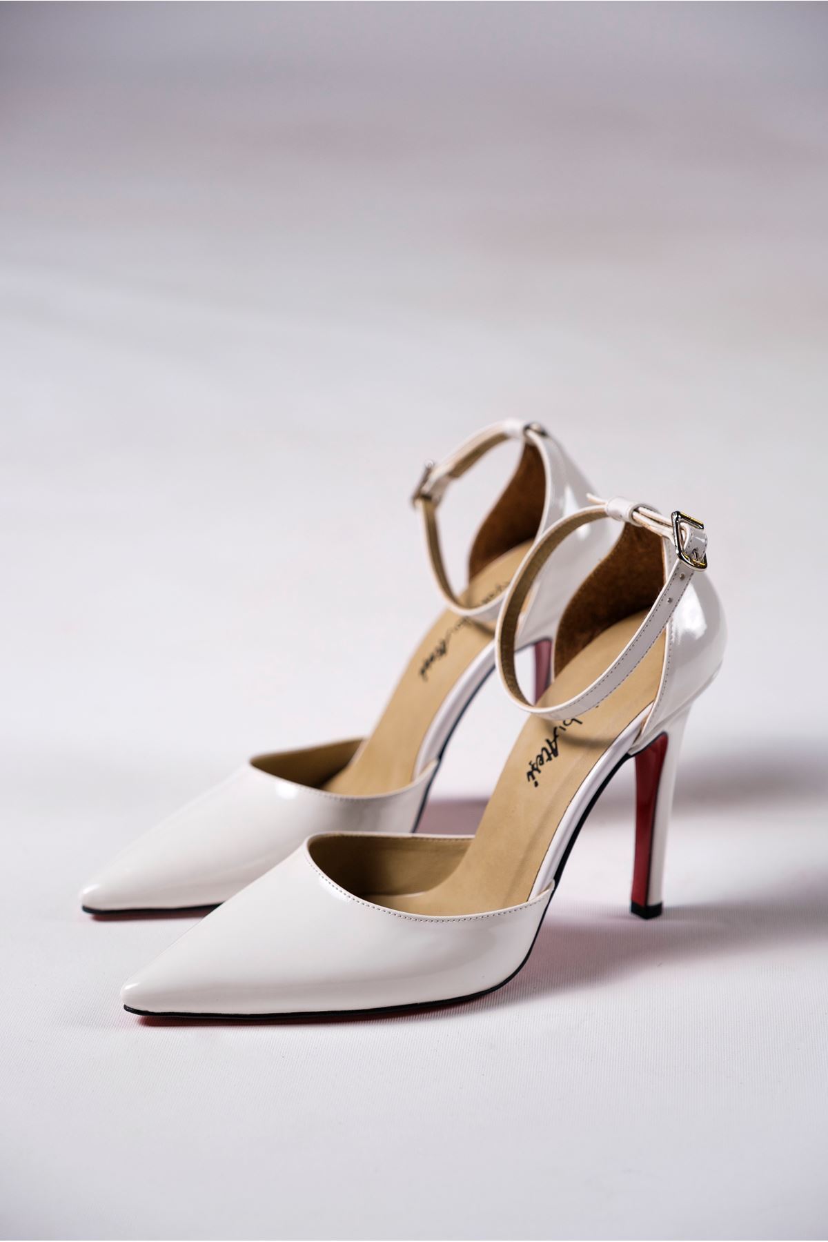 Beyaz Rugan Baretli Kadın İnce Topuklu Tasarım Ayakkabı Stiletto Noppa