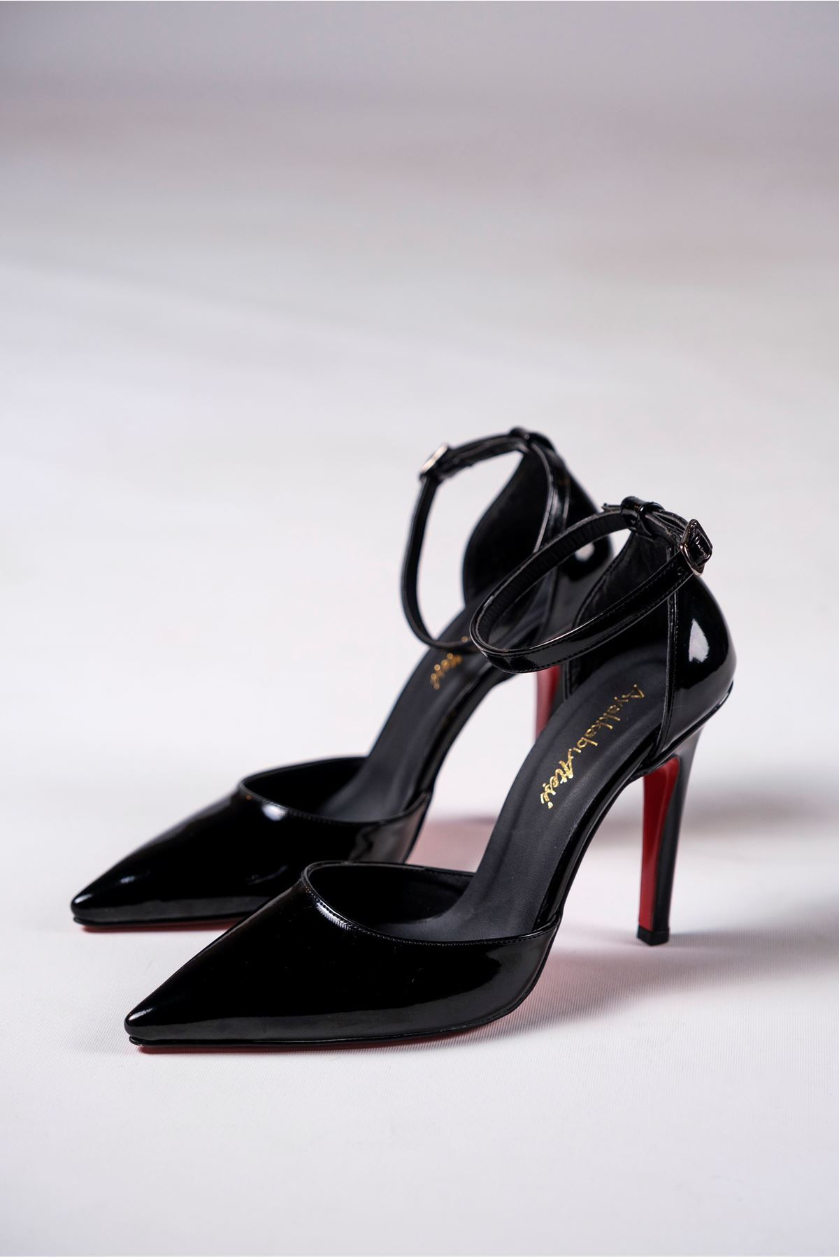 Siyah Rugan Baretli Kadın İnce Topuklu Tasarım Ayakkabı Stiletto Noppa