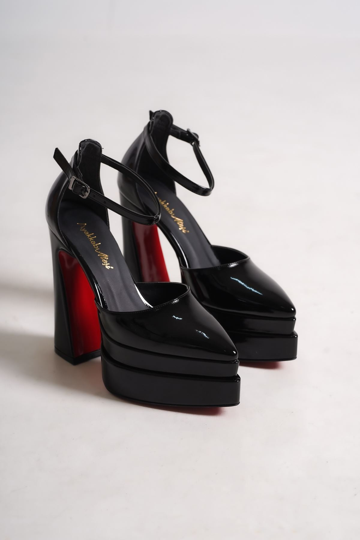 Siyah Rugan Özel Tasarım Kadın İnce Topuklu Ayakkabı Regina