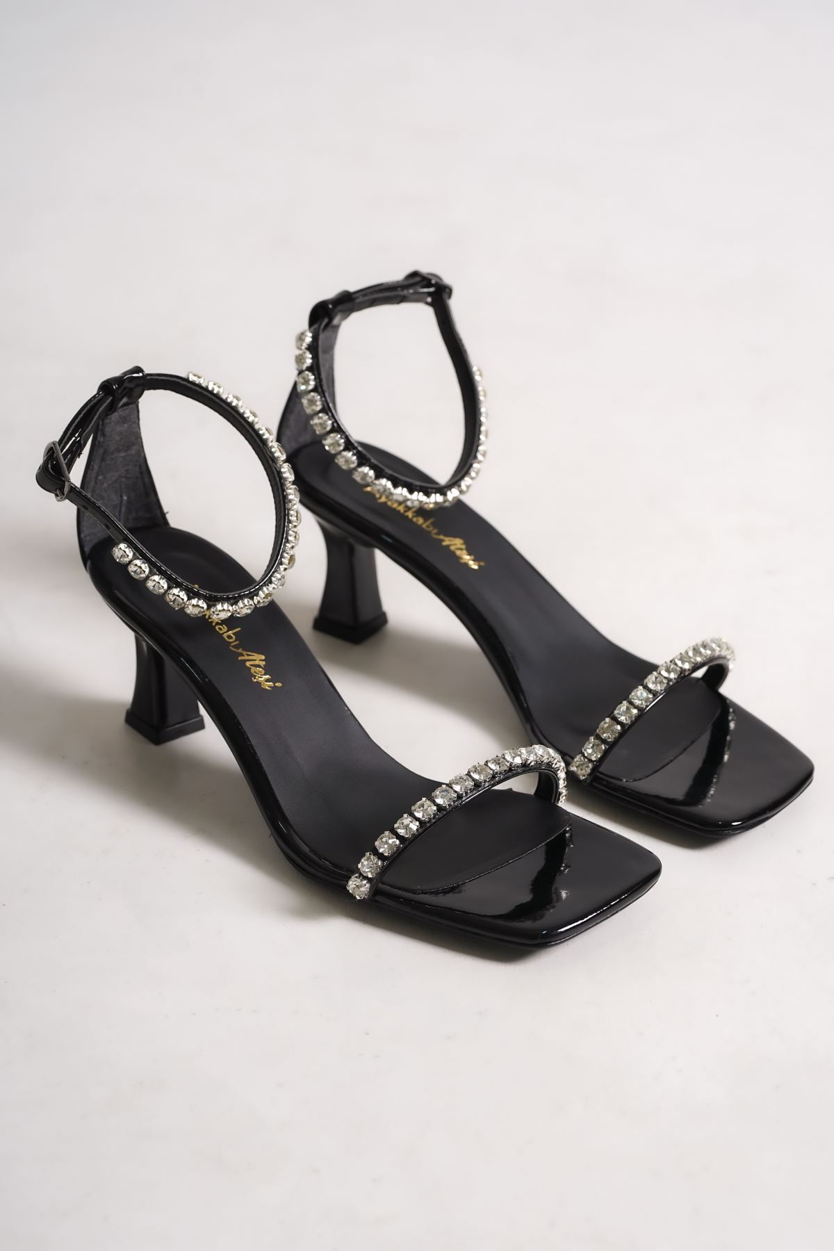 Siyah Rugan Taş Detaylı Özel Tasarım Kadın Ayakkabı Bethany