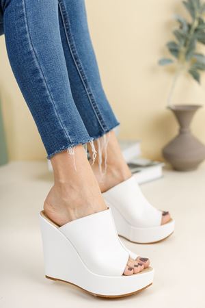 Beyaz Baleon Cilt Dolgu Topuklu Parmak Arası Kadın Terlik