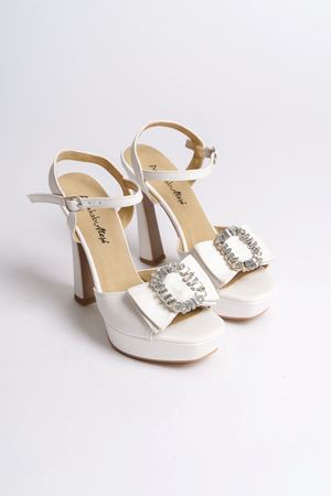 Beyaz Cilt Özel Tasarım Taşlı Tokalı Alçak Topuklu Platform Kadın Ayakkabı Camila