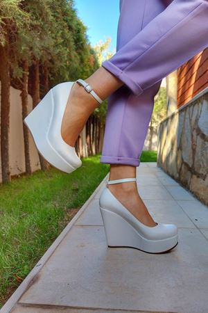 Beyaz Pihu Dolgu Topuklu Bot