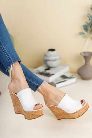 Beyaz Loki Mantar Cilt Dolgu Topuklu Terlik