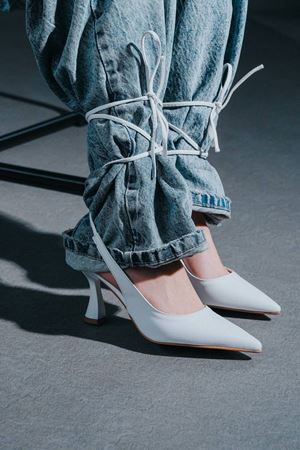 Beyaz Cilt Bilekten Bağlamalı Kadın Topuklu Ayakkabı Sise