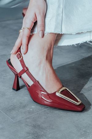 Bordo Rugan Özel Tokalı Kadın Topuklu Ayakkabı Pira