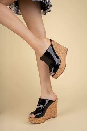 Dakten Mantar Rugan Dolgu Topuklu Kadın Terlik