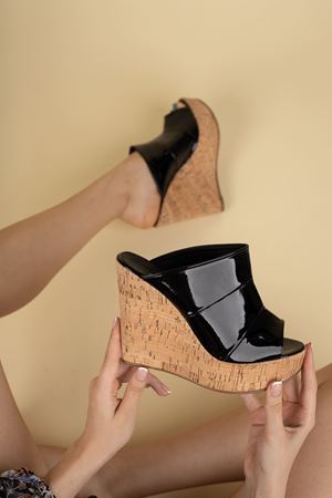 Siyah Dakten Mantar Rugan Dolgu Topuklu Kadın Terlik