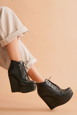 Siyah Rosta Bağcıklı Dolgu Topuklu Kadın Bot