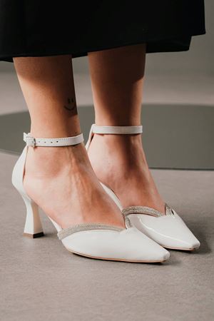 Beyaz Rugan Taş Detaylı Kadın Topuklu Ayakkabı Spenna